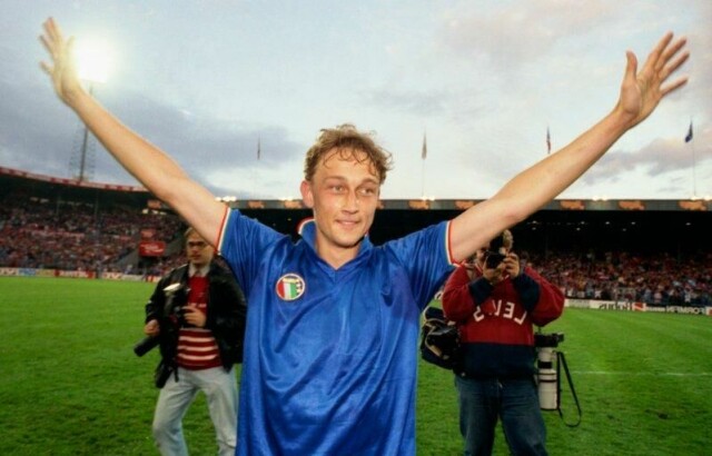 Matchvinner Lars Bohinen jubler etter 2-1-seieren mot Italia på Ullevaal for 34 år siden.