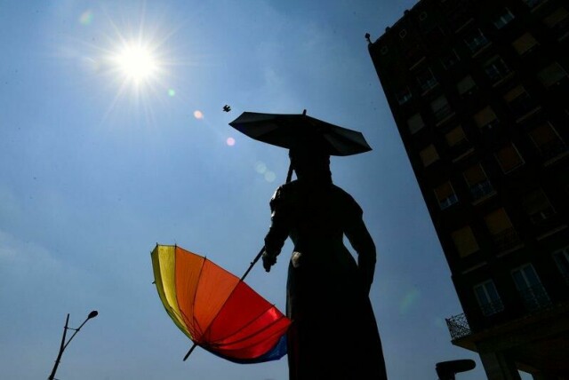 En regnbuefarget paraply er festet til en statue i sentrum av Budapest. Statsminister Viktor Orban har nedlagt forbud mot prideflagg og skeive symboler på offentlig bygg.