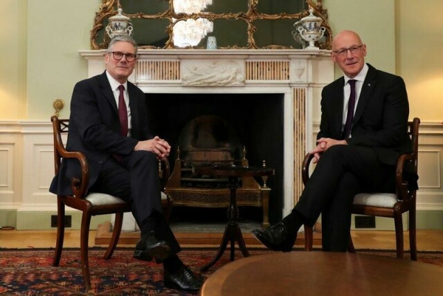 Storbritannias statsminister Keir Starmer (t.v.) leder Labour, som vant suppleringsvalget mot Det skotske nasjonalistpartiet til Skottlands førsteminister John Swinney torsdag.