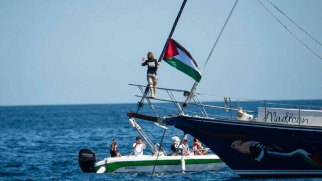 Greta Thunberg på båten Madleen da den satte kurs mot Gaza for en uke siden.