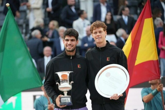 Carlos Alcaraz og Jannik Sinner etter finalen i ATP 1000-turneringen i Roma i mai. Da vant Carlos Alcaraz.