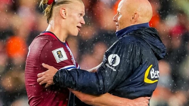 Erling Braut Haaland og Ståle Solbakken koste seg i øsregnet på Ullevaal fredag. Værvarselet for Tallinn forteller om store nedbørsmengder også under mandagens kamp mot Estland.