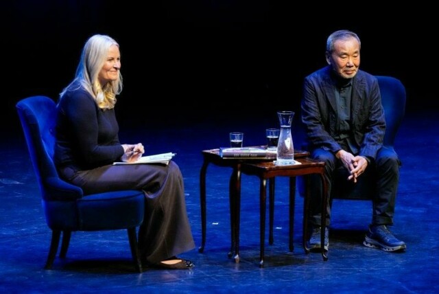 Kronprinsesse Mette-Marit møtte den japanske forfatteren Haruki Murakami i Maihaugsalen under Norsk Litteraturfestival i Lillehammer.
