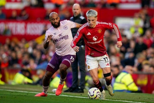 Bryan Mbeumo (t.v.) i aksjon for Brentford mot Manchester United i oktober i fjor. Nå jobber United med å kjøpe storscoreren.