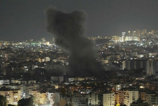 Røyken stiger etter israelske angrep mot mål i de sørlige utkantene av Beirut torsdag kveld.