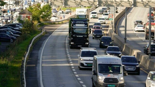 Det var ventet kø på E18 inn mot Oslo. Mange har vært utenbys i pinsehelgen.