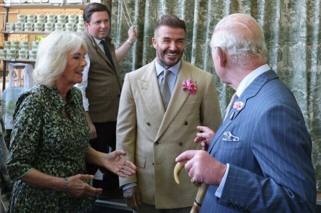 David Beckham avbildet med kong Charles og dronning Camilla i mai.