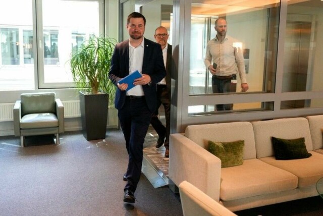 Forhandlingsleder Geir Pollestad (Sp) på vei inn til forhandlingene om revidert nasjonalbudsjett i slutten av mai.