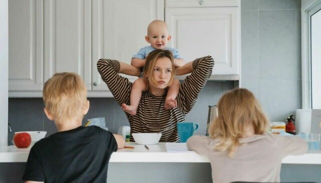 Selv om parene hadde uttalte mål om likestilling, var det i løpet av ti år blitt sånn at moren hadde hovedansvaret for familielivet og omsorgen for barna. (Illustrasjonsfoto).