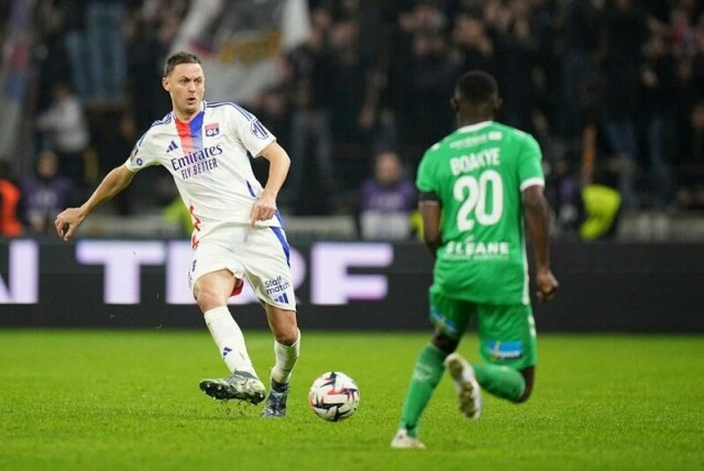 Lyons midtbanespiller Nemanja Matic straffes for å ha teipet over den franske ligaens symbol som markerte motstand mot homofobi.