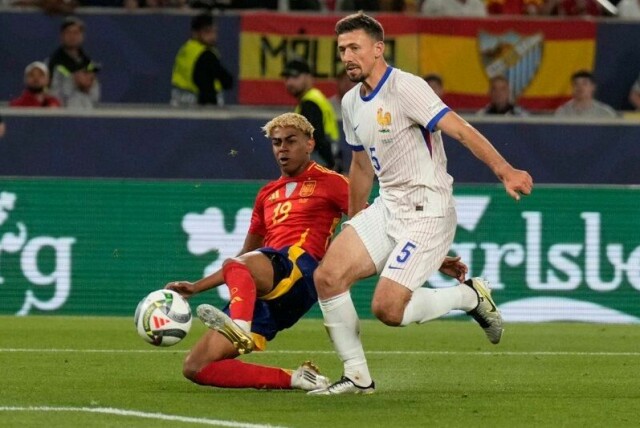 Lamine Yamal scorer ett av sine to mål i Spanias 5-4-seier over Frankrike i nasjonsligaens semifinale.