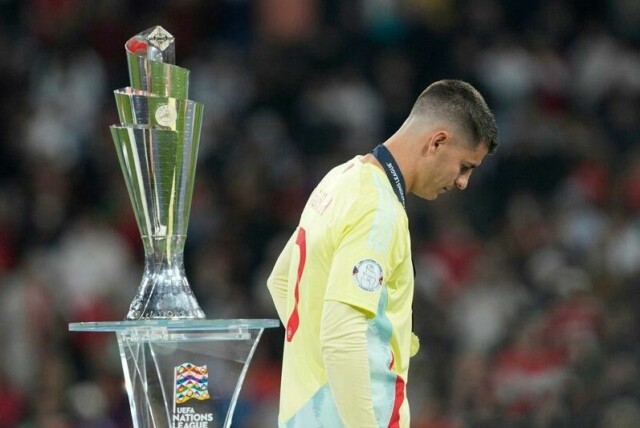 Spanias Álvaro Morata går forbi nasjonsligatrofeet etter straffebommen.