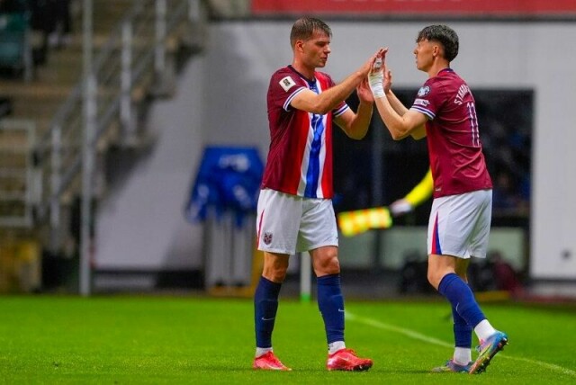 En tom Alexander Sørloth byttes ut med Jørgen Strand Larsen ti minutter før slutt mot Estland. Minuttene han så på fra benken ble en prøvelse, men det endte godt.