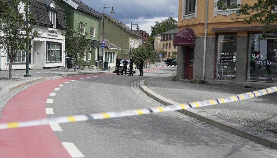 Politiet fikk melding om hendelsen klokken 10.46. Fem minutter senere ble den drapssiktede mannen skutt i låret av politiet under pågripelsen, ifølge Spesialenheten.