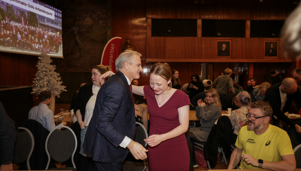 Ap-leder og statsminister Jonas Gahr Støre topper stortingslisten til Oslo Arbeiderparti. Her er han og Agnes under fylkeslagets nominasjonsmøte i november i fjor.