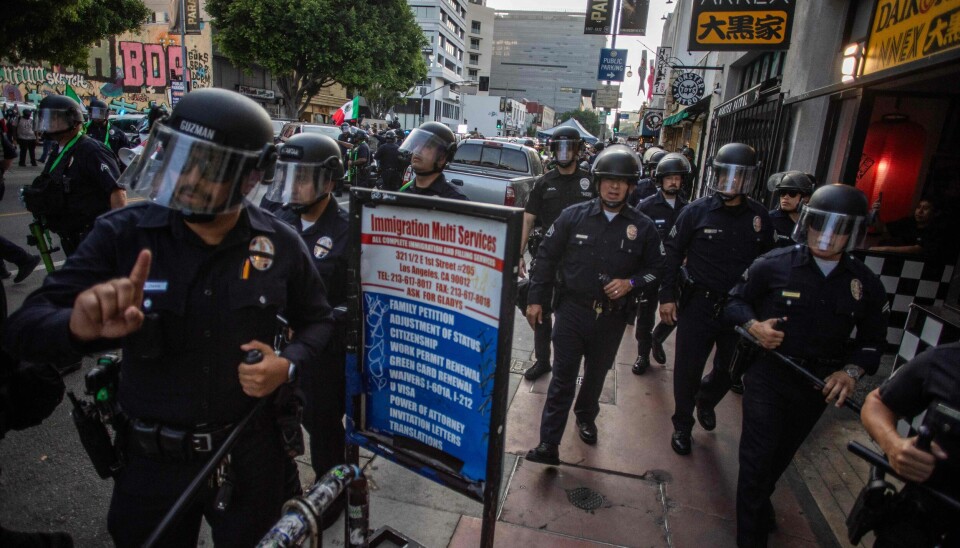 Los Angeles Metro Police sprer demonstranter i Little Tokyo-området under protester som svar på føderale immigrasjonsoperasjoner i Los Angeles, 9. juni 2025. (Foto av Apu GOMES / AFP)