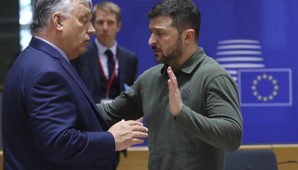 Volodymyr Zelenskyj (til høyre) har møtt Viktor Orban flere ganger, blant annet på EU-toppmøtet i juni i fjor der dette bildet ble tatt. I et nytt intervju kritiserer Zelesnkyj de ungarske statsministeren for anti-ukrainske holdninger og retorikk og sier Orbans handlinger er til hjelp for Russlands president Vladimir Putin. Arkivfoto: Olivier Hoslet / AP / NTB