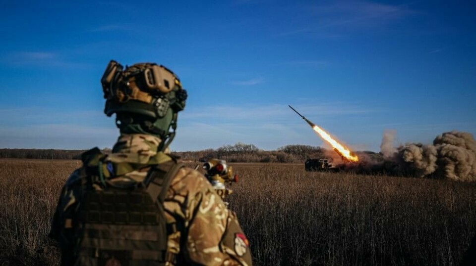 En ukrainsk soldat observerer en selvgående 220 millimeter rakettkaster avfyre raketter mot russiske posisjoner på frontlinjen i det østlige Ukraina 29. november.
