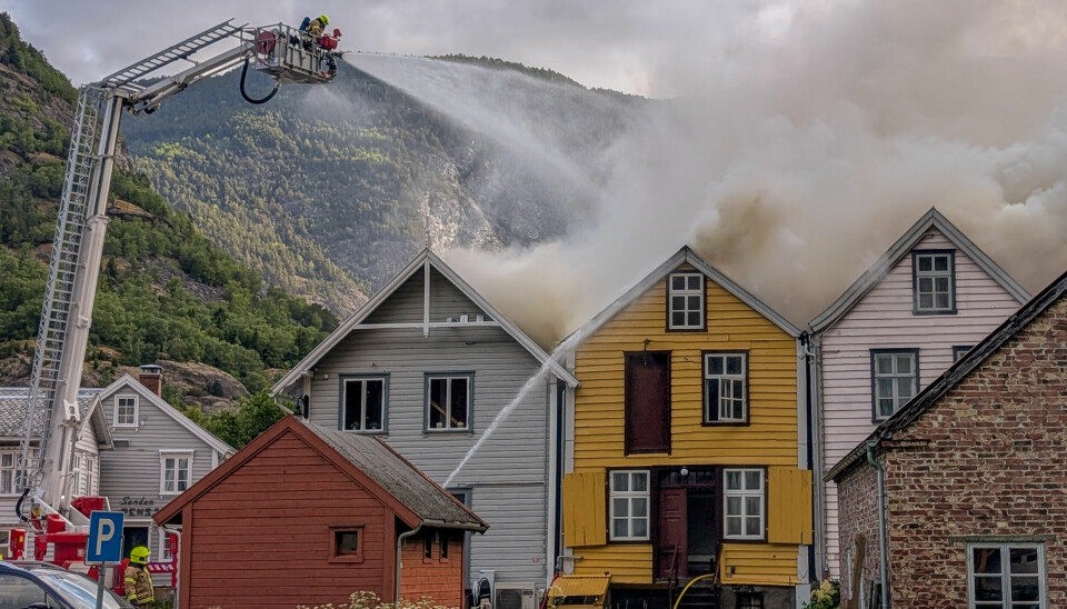 Det tok et kvarter fra forbipasserende ringte brannvesenet og varslet om røyk fra de historiske byggene i Lærdal, til den automatiske brannalarmen i byggene ble utløst. Da hadde brannen rukket å spre seg.