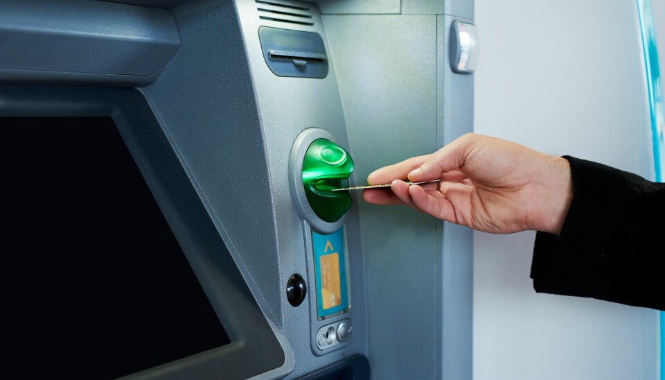 Hellas er i gang med å fase ut bruk av bankkort i minibanker.