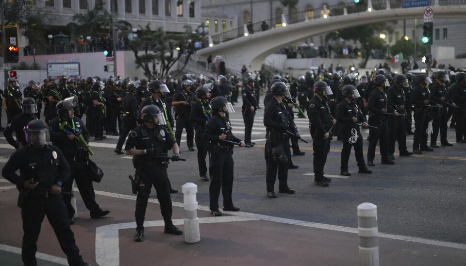 Politiet sperrer en gate i forbindelse med demonstrasjonene i Los Angeles.