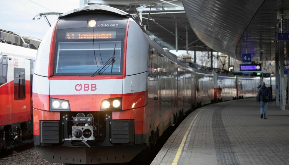 Et pendlertog fra Østerrikes statsbaner (ÖBB) står på jernbanesporene ved Praterstern stasjon.