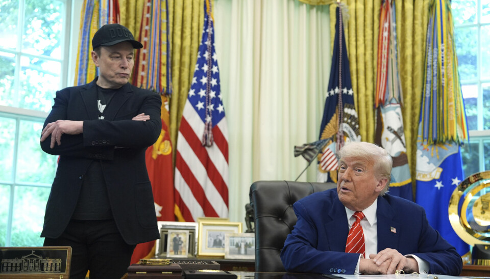 Elon Musk (t.v.) sier han angrer på noen av tingene han skrev om USAs president Donald Trump forrige uke.