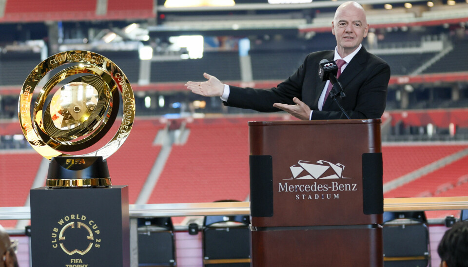 Fifa-president Gianni Infantino viser fram trofeet i klubb-VM.