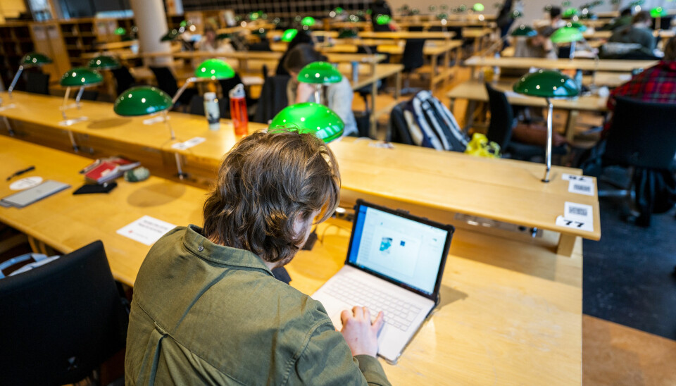 Student på universitetsbiblioteket på Blindern i Oslo. Oslo har høyest andel innbyggere med høyere utdanning av fylkene i landet.