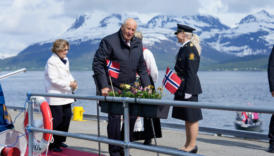 Kong Harald og dronning Sonja gikk i land i Balsfjord klokken 10.45 onsdag formiddag under kongeparets fylkestur til Troms.