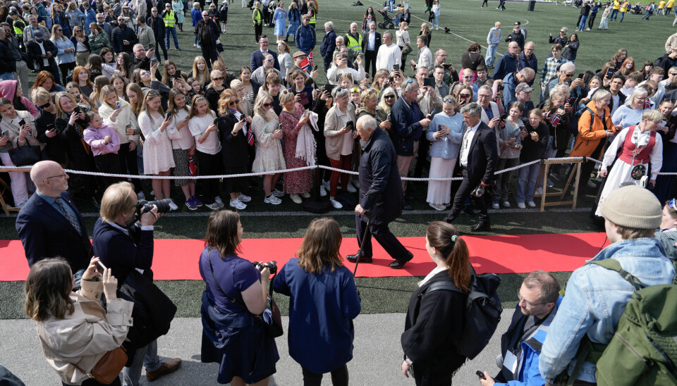 Hundrevis hadde møtt opp for å ta imot Kong Harald og dronning Sonja i Balsfjord.