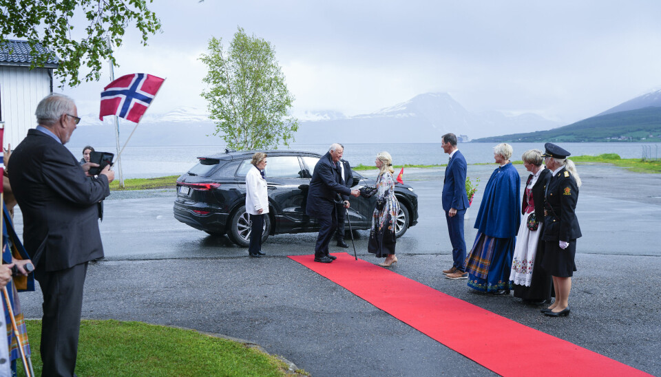 Kong Harald og dronning Sonja besøker Balsfjord under kongeparets fylkestur til Troms. I morgen går turen til Kvænangen.