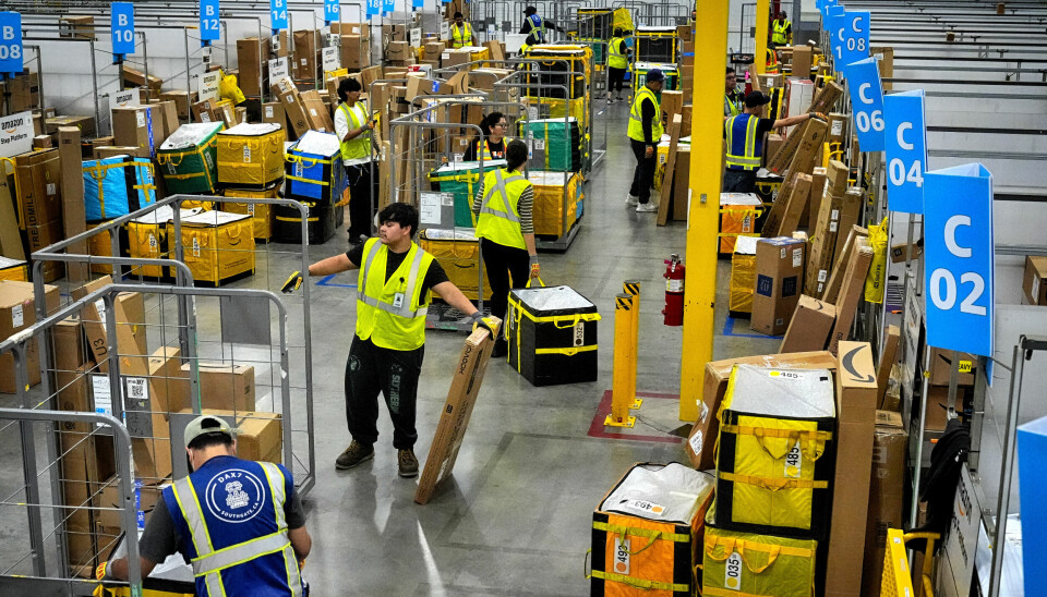 Amazon-ansatte sorterer pakker for distribusjon på et lager i California. Inflasjonen økte med 0,1 prosentpoeng i USA i mai.