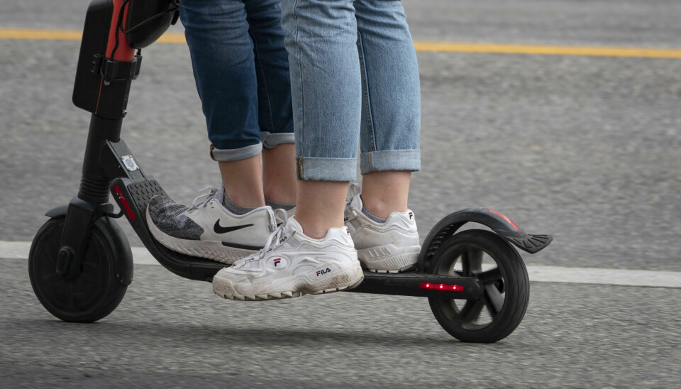 Politiet er bekymret over ungdom som bryter trafikkreglene på elsparkesykkel. To personer på en elsparkesykkel er forbudt, men likevel et vanlig syn. Illustrasjonsfoto: Geir Olsen / NTB