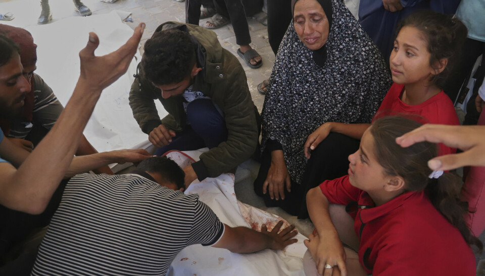 Familien sørger over 16 år gamle Ghazal Eyad, som ble drept da hun forsøkte å ta seg fram til et senter for matutdeling i Rafah sør på Gazastripen onsdag.