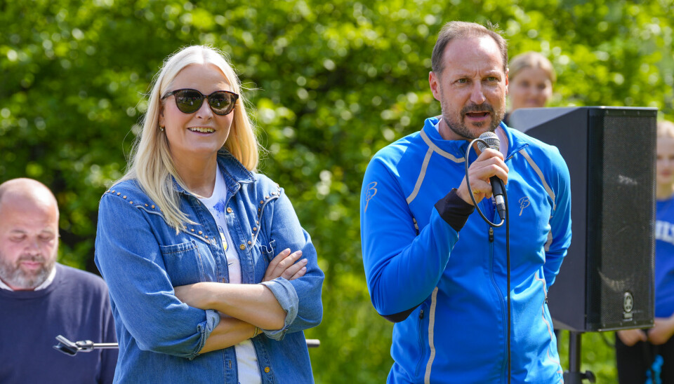 Kronprinsesse Mette-Marit og kronprins Haakon under fotballfest på Skaugum.