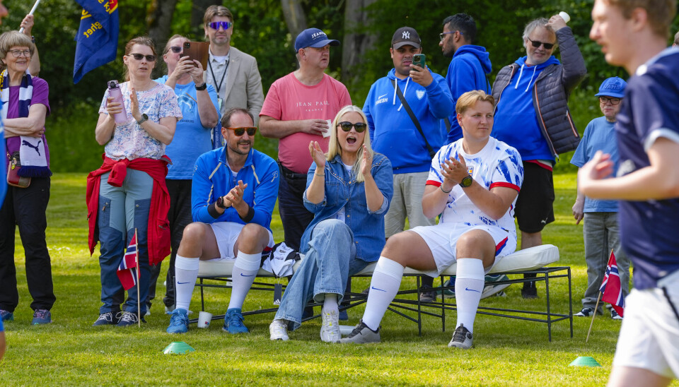 Kronprinsesse Mette-Marit, kronprins Haakon og prins Sverre Magnus under fotballfest på Skaugum.