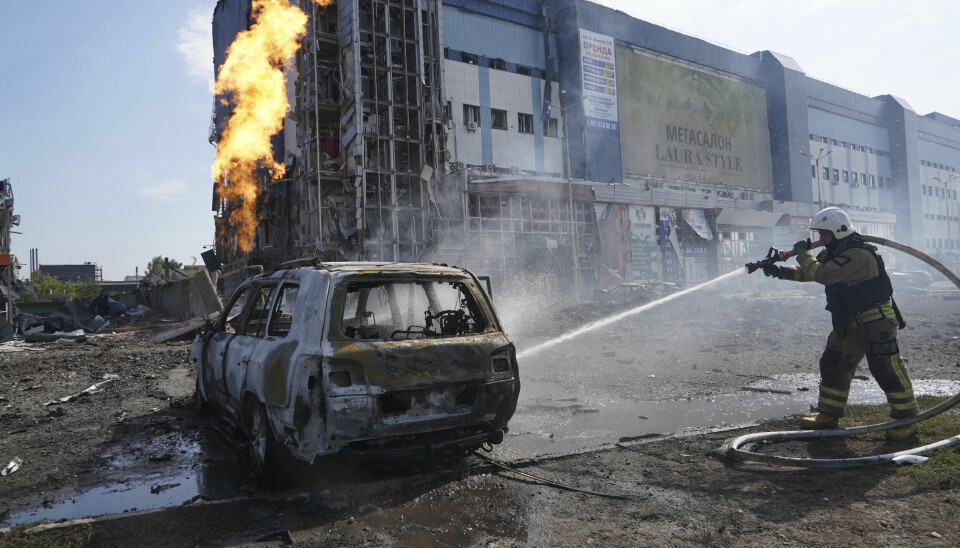 Ukrainske brannmannskaper i sving etter et russisk rakettangrep mot Kharkiv i september i fjor.