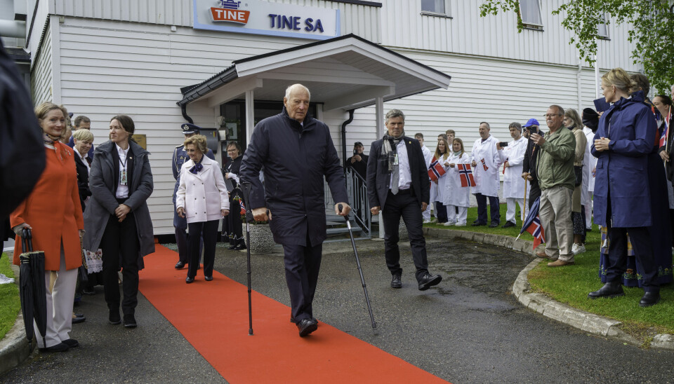 Kongeparet utenfor Tine-meieriet i Storsteinnes i Balsfjord. Her holdt kong Haakon statsråd under krigen, etter at kong Haakon og deler av regjeringen måtte flykte nordover under okkupasjonen.