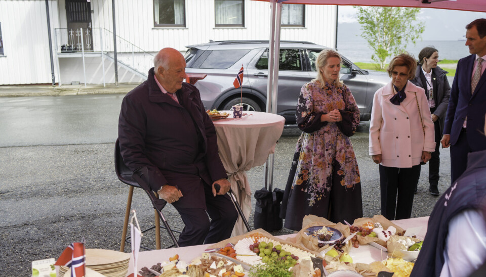 Kongeparet smaker på ulike godbiter fra meieriet. I midten: Tine-sjef Ann-Beth Freuchen.