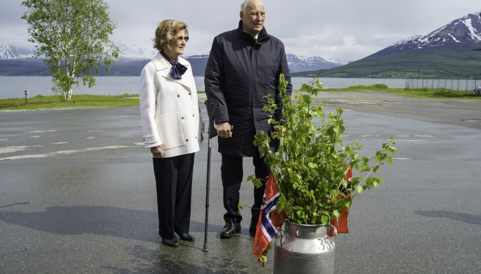 Kong Harald og dronning Sonja utenfor meieriet i Storsteinnes i Balsfjord.