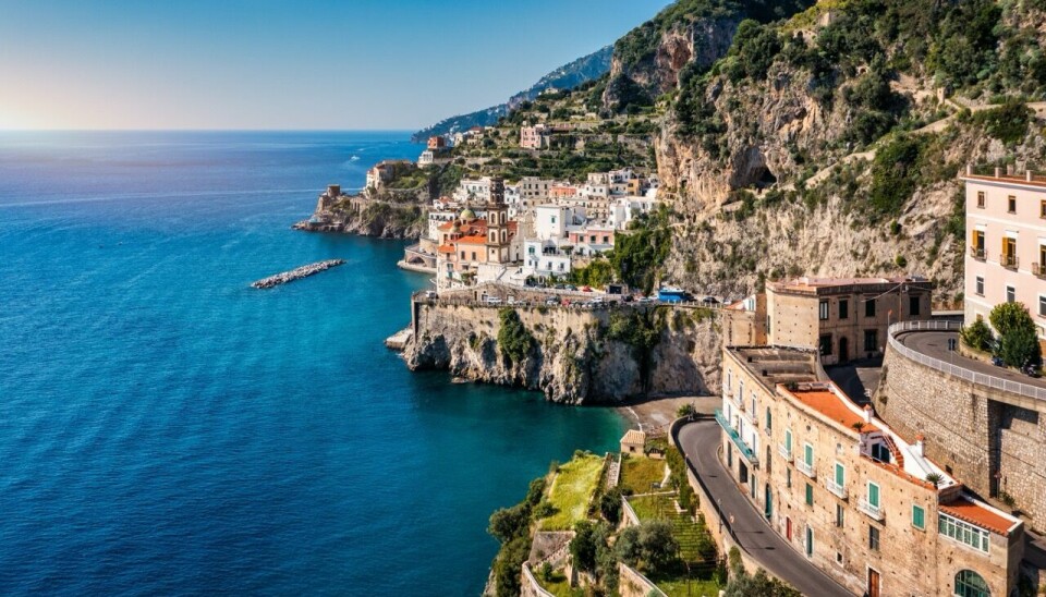 Avbildede Atrani, Amalfi by, Ravello og Positano på Amalfikysten er i seg selv slående, men de ligger også i nærheten av både Napoli, ruinbyen Pompeii, Vesuv, øyene Ischia, Procida og Capri. Dette bildet viser den sjarmerende byen Atrani på Amalfikysten – en mindre kjent perle som ligger tett ved den mer berømte byen Amalfi. Byen er spektakulært plassert mellom dramatiske klipper og det glitrende blå Middelhavet, og er kjent for sin autentiske atmosfære og smale, historiske gater. Avbildede Atrani, Amalfi by, Ravello og Positano på Amalfikysten, ligger også i nærheten av både Napoli, ruinbyen Pompeii, Vesuv, øyene Ischia, Procida og Capri.
