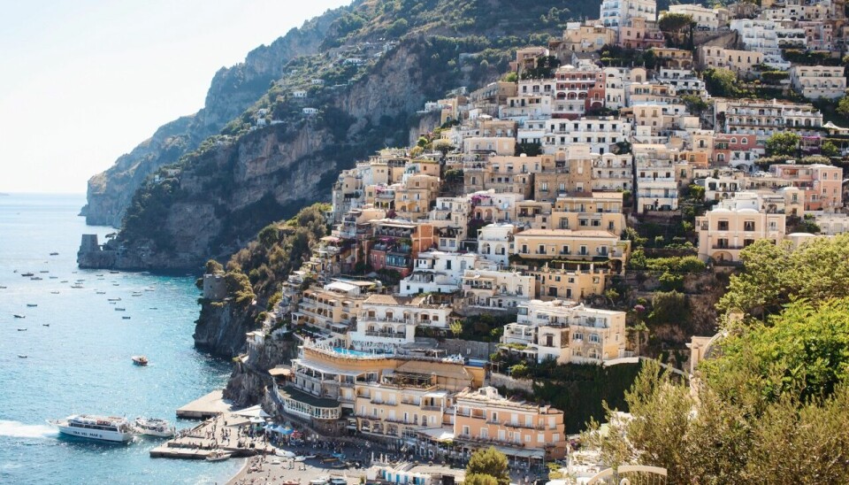 Bilde av Positano, som sammen med Amalfi by, Sorrento og Ravello er blant de mest populære byene på Amalfikysten. Selv kaller reisejournalist Gjermund Glesnes dem «gjesne», og kommer med sine egne «slående» favoritter, hvor du også slipper unna turisthordene. Dette bildet viser den ikoniske kystbyen Positano på Amalfikysten i Italia, kjent for sine pastellfargede hus som klatrer opp fjellsiden og den dramatiske beliggenheten mot det asurblå Middelhavet. Strandlinjen nedenfor er livlig med båter og badegjester, og byen er omgitt av bratte klipper og frodig vegetasjon. Dette bildet viser den ikoniske kystbyen Positano på Amalfikysten i Italia, kjent for sine pastellfargede hus som klatrer opp fjellsiden og den dramatiske beliggenheten mot det asurblå Middelhavet. Strandlinjen nedenfor er livlig med båter og badegjester, og byen er omgitt av bratte klipper og frodig vegetasjon. Dette bildet viser den ikoniske kystbyen Positano på Amalfikysten i Italia, kjent for sine pastellfargede hus som klatrer opp fjellsiden og den dramatiske beliggenheten mot det asurblå Middelhavet. Strandlinjen nedenfor er livlig med båter og badegjester, og byen er omgitt av bratte klipper og frodig vegetasjon. Dette bildet viser den ikoniske kystbyen Positano på Amalfikysten i Italia, kjent for sine pastellfargede hus som klatrer opp fjellsiden og den dramatiske beliggenheten mot det asurblå Middelhavet. Strandlinjen nedenfor er livlig med båter og badegjester, og byen er omgitt av bratte klipper og frodig vegetasjon. Bilde av Positano, som sammen med Amalfi by, Sorrento og Ravello er blant de mest populære byene på Amalfikysten. Selv kaller reisejournalist Gjermund Glesnes dem «gjesne», og kommer med sine egne «slående» favoritter, hvor du også slipper unna turisthordene.