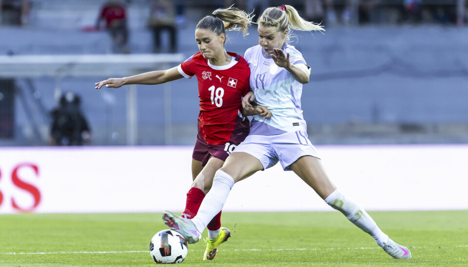 Ada Hegerberg i duell med sveitseren Viola Calligaris i nasjonsligaen tidligere i måneden. Lagene møtes i EM-åpningen.