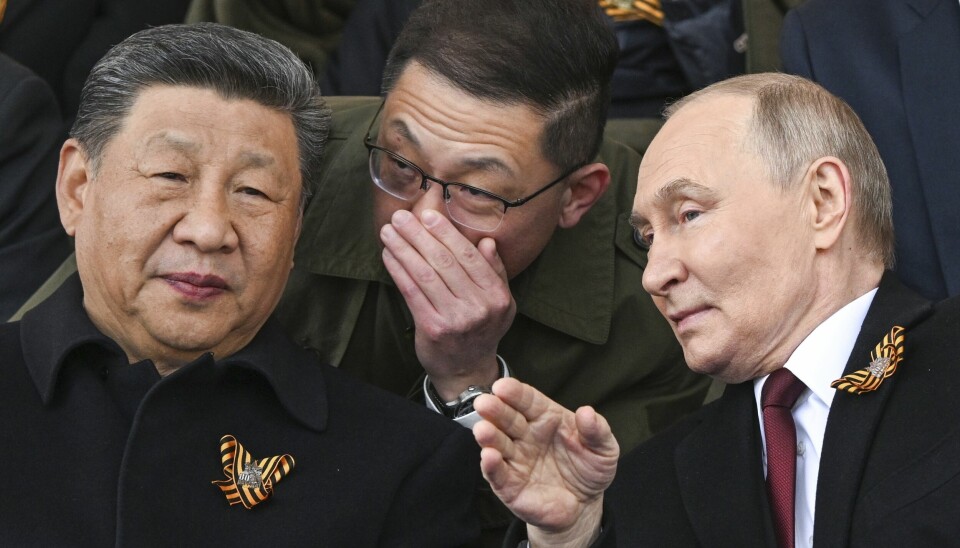 Russlands president Vladimir Putin og Kinas president Xi Jinping snakker sammen under militærparaden på Seiersdagen i Moskva, Russland, fredag 9. mai 2025. Ifølge ny etterretning blir Kina ansett som en trussel mot russiske interesser. (Sergei Bobylev/Foto: RIA Novosti via AP)