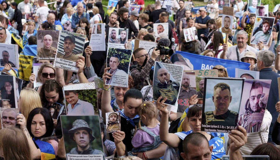 Ukrainere med bilder av savnede slektninger da en gruppe ukrainske krigsfanger ble løslatt og returnert i fylket Tsjernihiv tidligere denne uka.