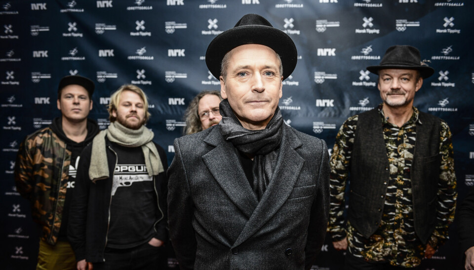 Morten Abel og resten av The September When på vei inn på rød løper til Idrettsgallaen 2019 i Stavanger. Vokalisten lover ny plate og konsert med forgjengeren, 80-tallsbandet Mods.