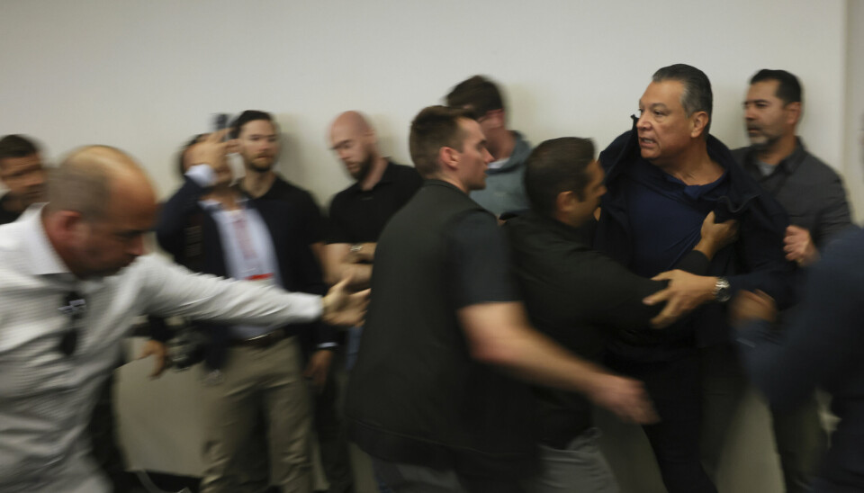 Senator Alex Padilla blir dyttet ut at Noems pressekonferanse.