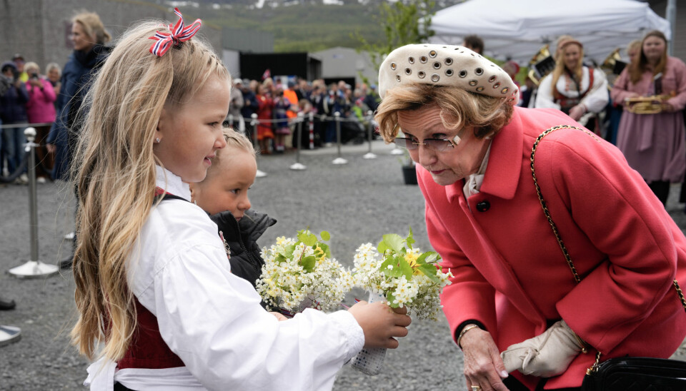 Dronning Sonja hedres av Sanitetskvinnene for sitt engasjement for kvinner i samfunnet, særlig i sårbare grupper. Her på besøk i Burfjord i Kvænangen kommune i løpet av kongeparets fylkestur til Troms. Linus Kristoffer Klausen (6) og Ingrid Amalie Olsen-Åsheim (6) gjør også stas på dronningen.