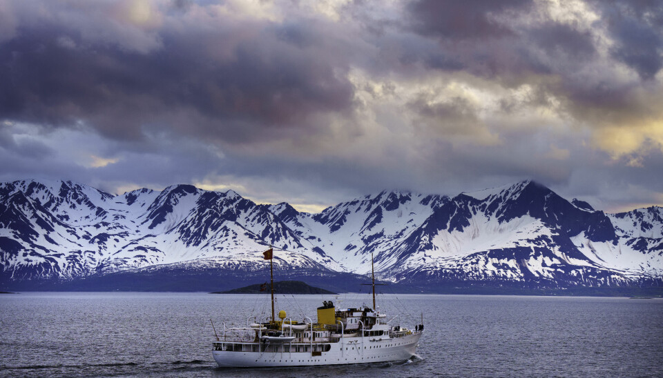 Kongeskipet Norge seiler ut Kvænangen med kurs for Svalbard og Bjørnøya med kong Harald og dronning Sonja ombord.